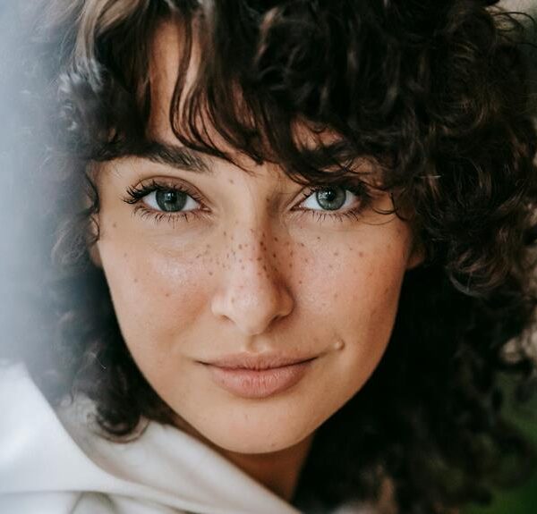 How to Be Charming: 10 Proven Tips That Work Wonders
